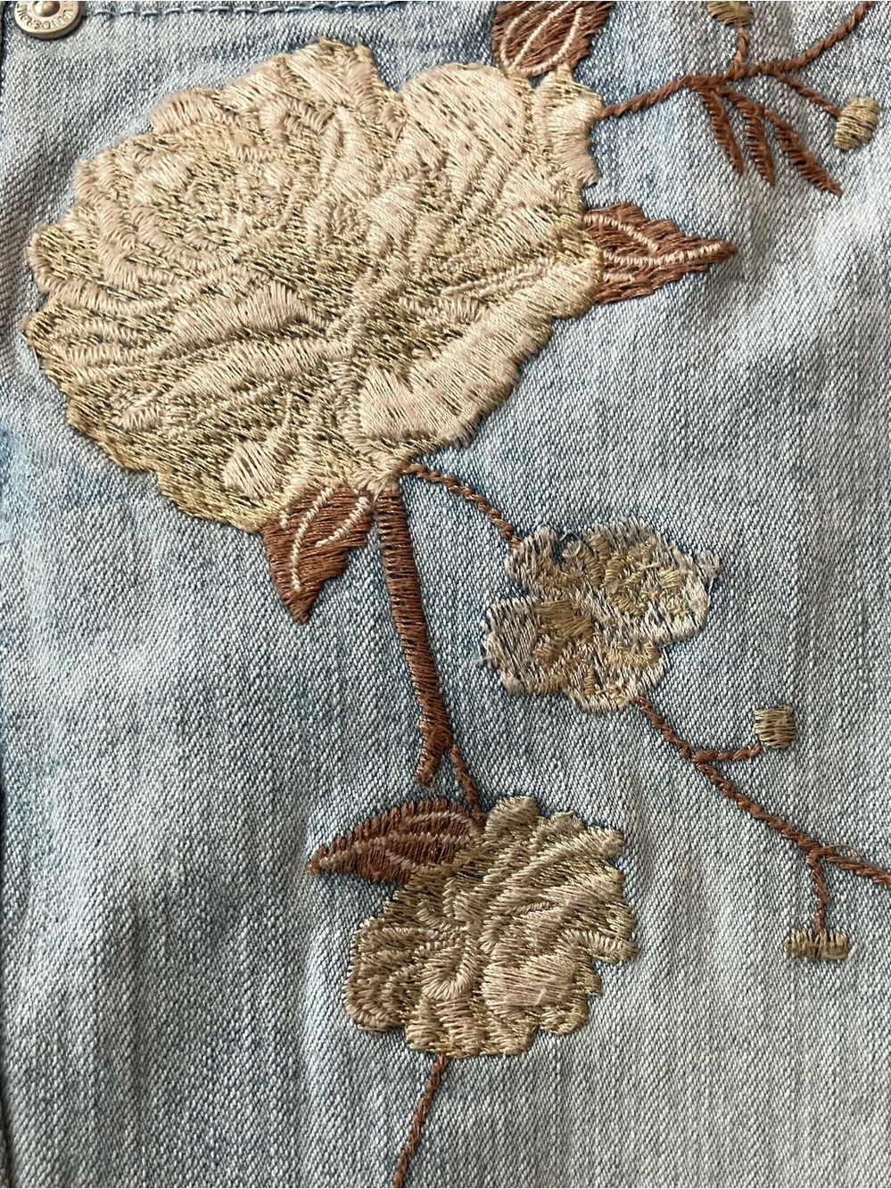 💥 3 for $15 
Gloria Vanderbilt Embroidered Capris